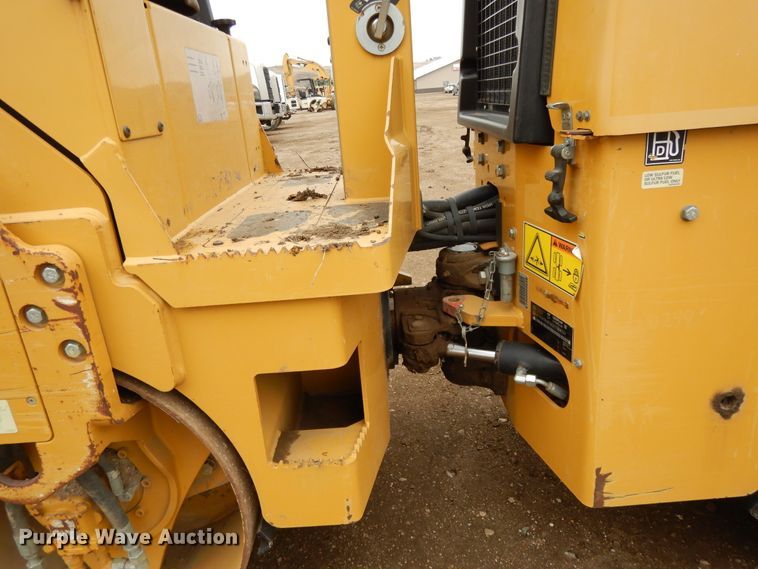 image for item DF5962 2011 Caterpillar CB-14 double drum roller