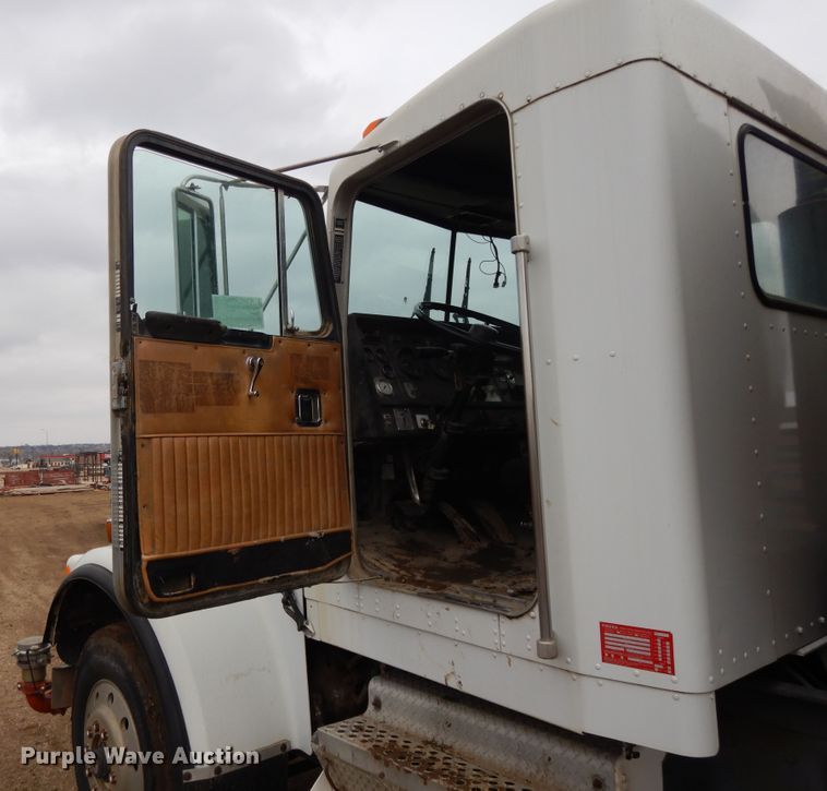 image for item DF5973 1988 Kenworth T800 tank truck