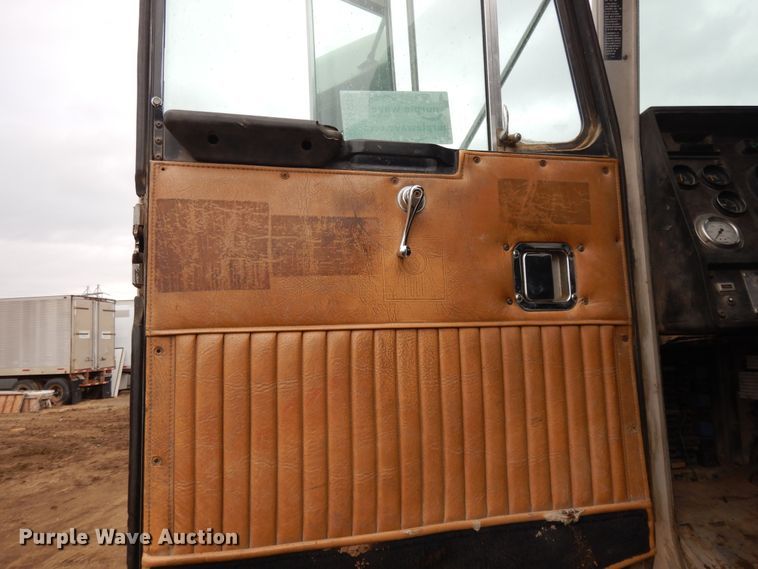 image for item DF5973 1988 Kenworth T800 tank truck