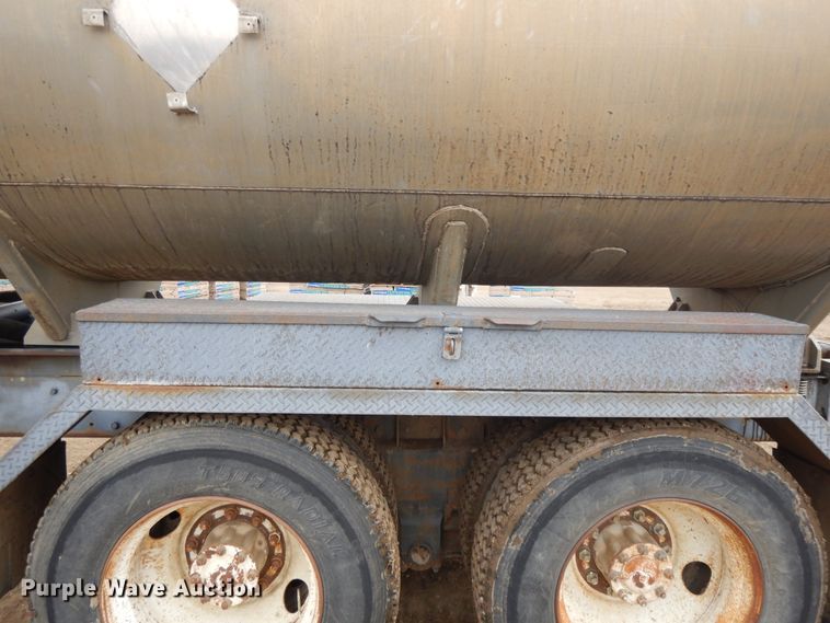 image for item DF5973 1988 Kenworth T800 tank truck