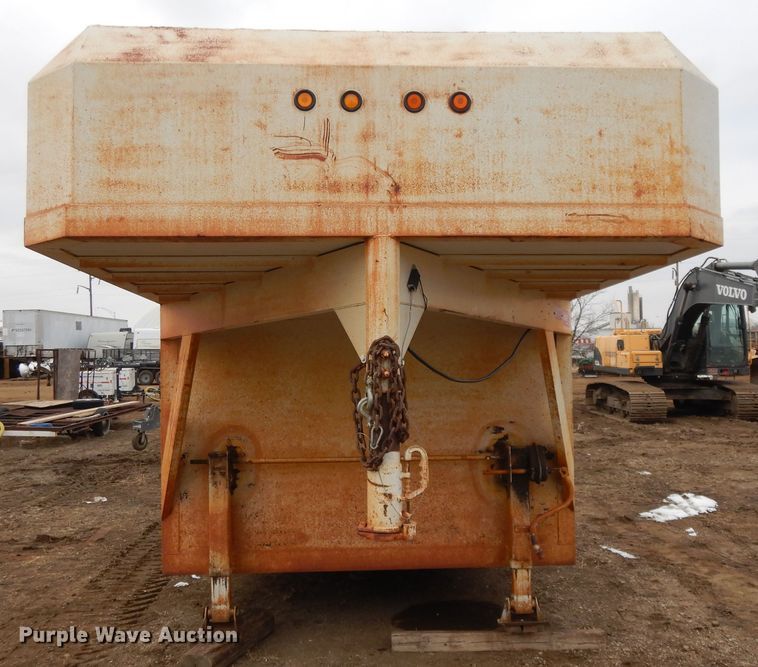 image for item DF5974 2005 Mobridge 8X30GN enclosed cargo trailer