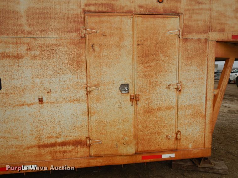 image for item DF5974 2005 Mobridge 8X30GN enclosed cargo trailer