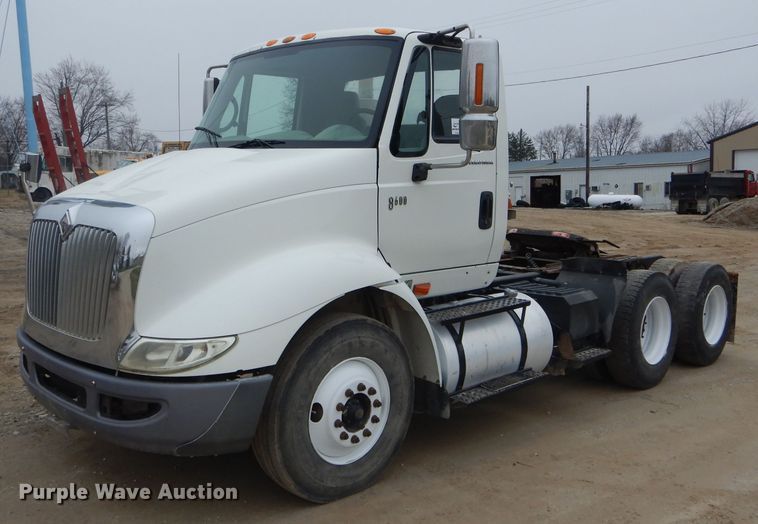 image for item DF3032 2005 International 8600 semi truck