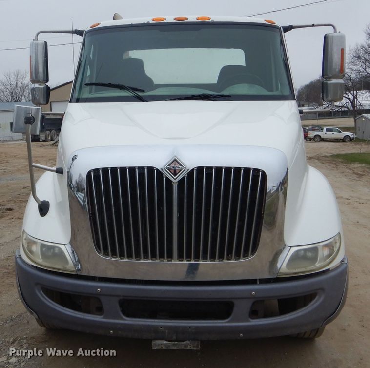 image for item DF3032 2005 International 8600 semi truck