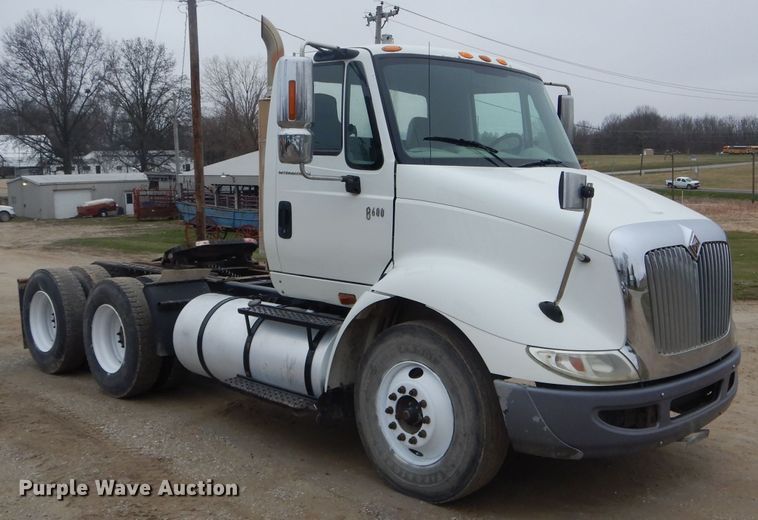 image for item DF3032 2005 International 8600 semi truck