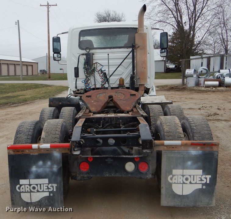 image for item DF3032 2005 International 8600 semi truck