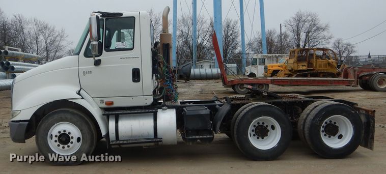 image for item DF3032 2005 International 8600 semi truck