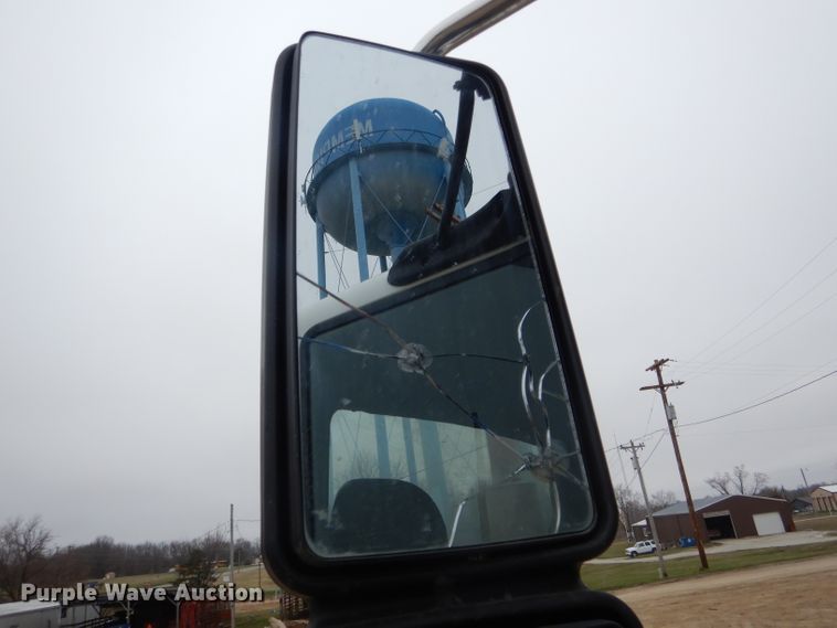 image for item DF3032 2005 International 8600 semi truck