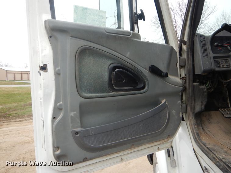 image for item DF3032 2005 International 8600 semi truck