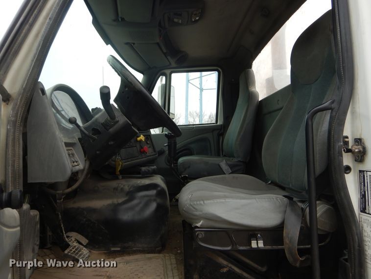 image for item DF3032 2005 International 8600 semi truck