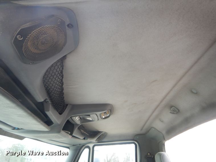 image for item DF3032 2005 International 8600 semi truck