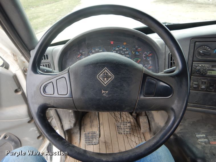 image for item DF3032 2005 International 8600 semi truck