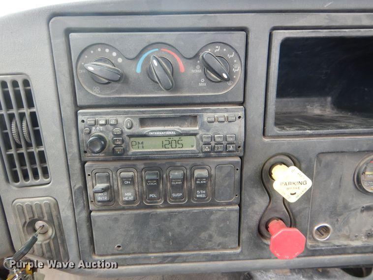 image for item DF3032 2005 International 8600 semi truck