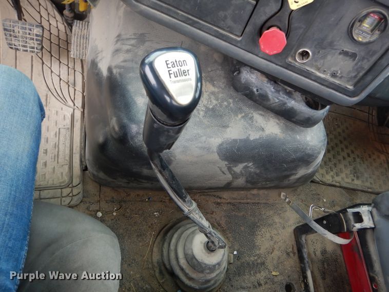 image for item DF3032 2005 International 8600 semi truck