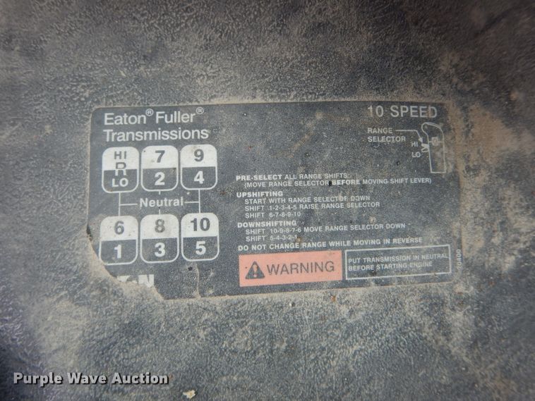 image for item DF3032 2005 International 8600 semi truck