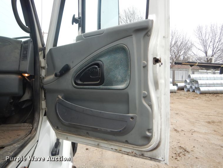 image for item DF3032 2005 International 8600 semi truck