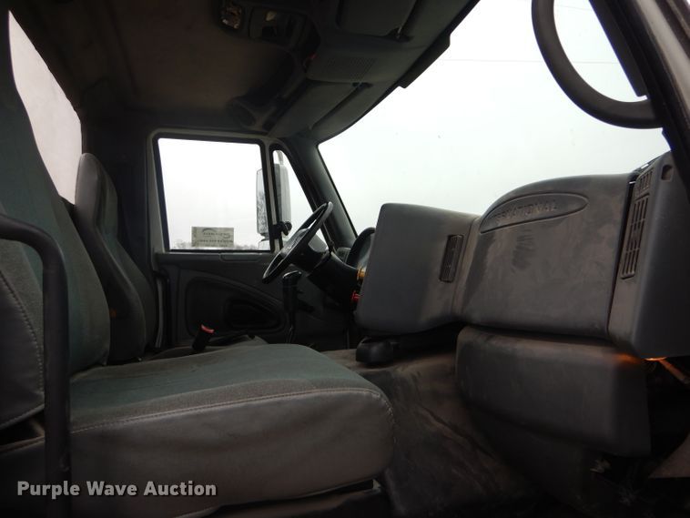 image for item DF3032 2005 International 8600 semi truck