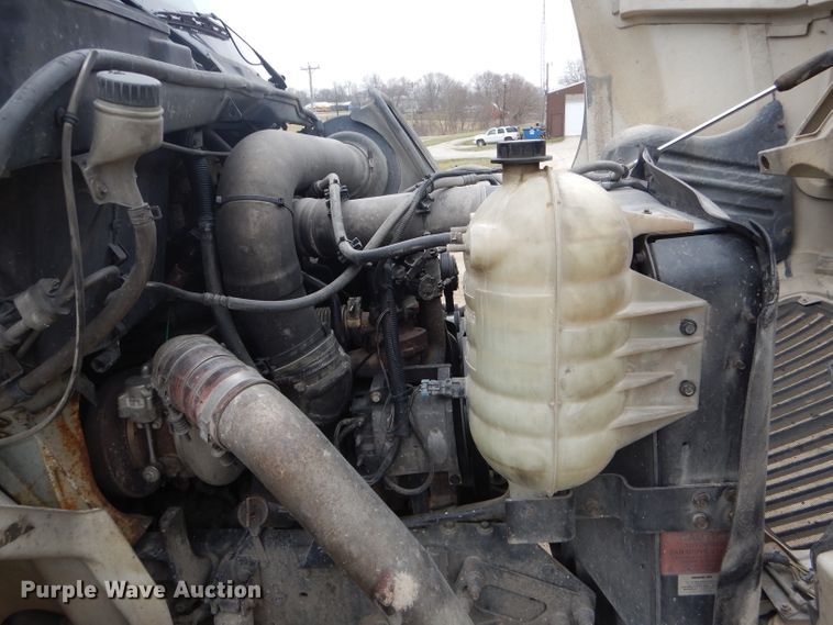 image for item DF3032 2005 International 8600 semi truck