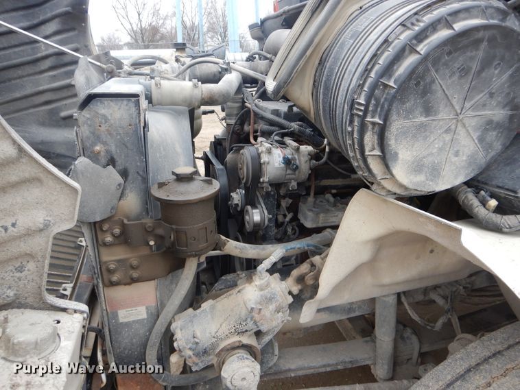 image for item DF3032 2005 International 8600 semi truck