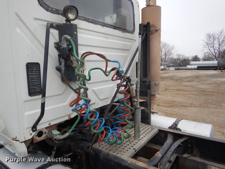 image for item DF3032 2005 International 8600 semi truck