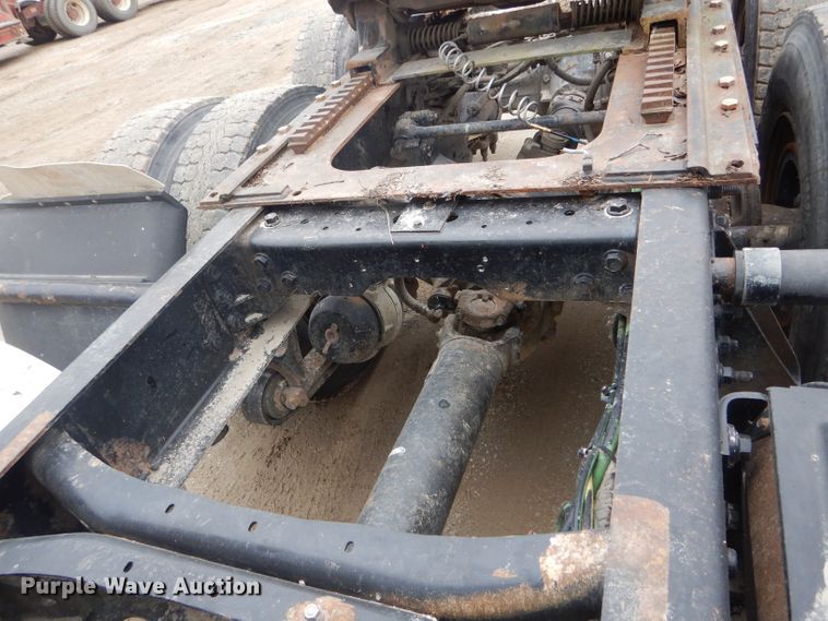 image for item DF3032 2005 International 8600 semi truck