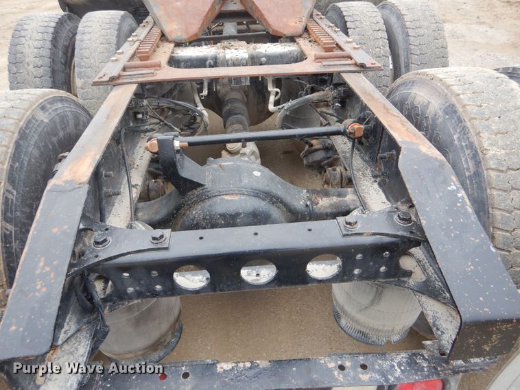 image for item DF3032 2005 International 8600 semi truck