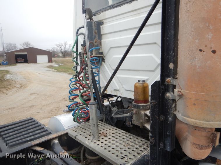 image for item DF3032 2005 International 8600 semi truck