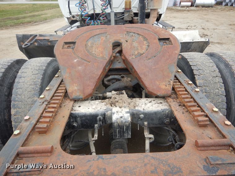 image for item DF3032 2005 International 8600 semi truck