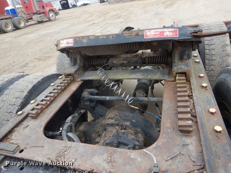 image for item DF3032 2005 International 8600 semi truck