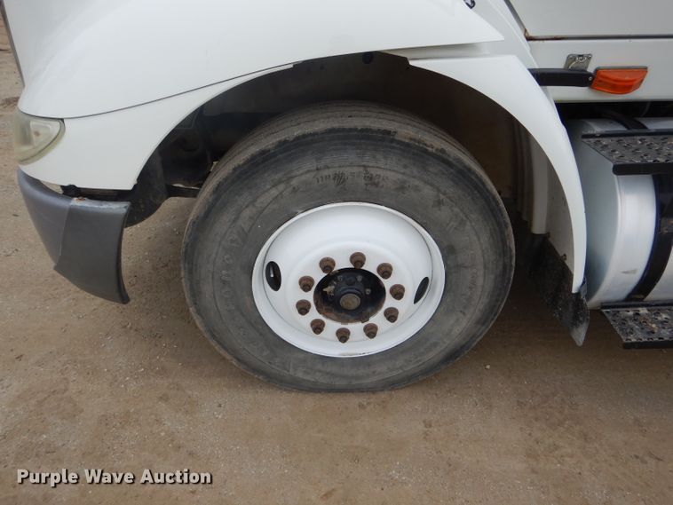 image for item DF3032 2005 International 8600 semi truck