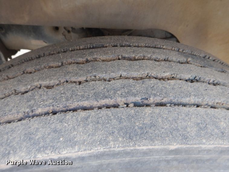 image for item DF3032 2005 International 8600 semi truck