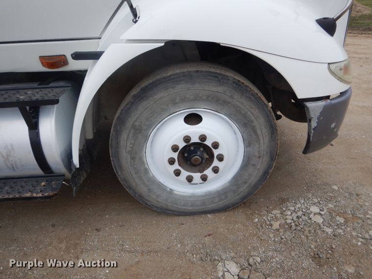image for item DF3032 2005 International 8600 semi truck