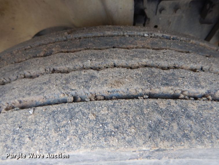 image for item DF3032 2005 International 8600 semi truck