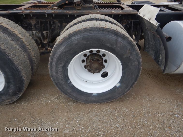 image for item DF3032 2005 International 8600 semi truck