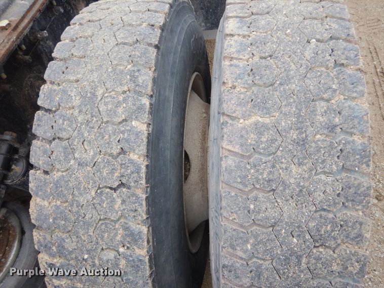 image for item DF3032 2005 International 8600 semi truck