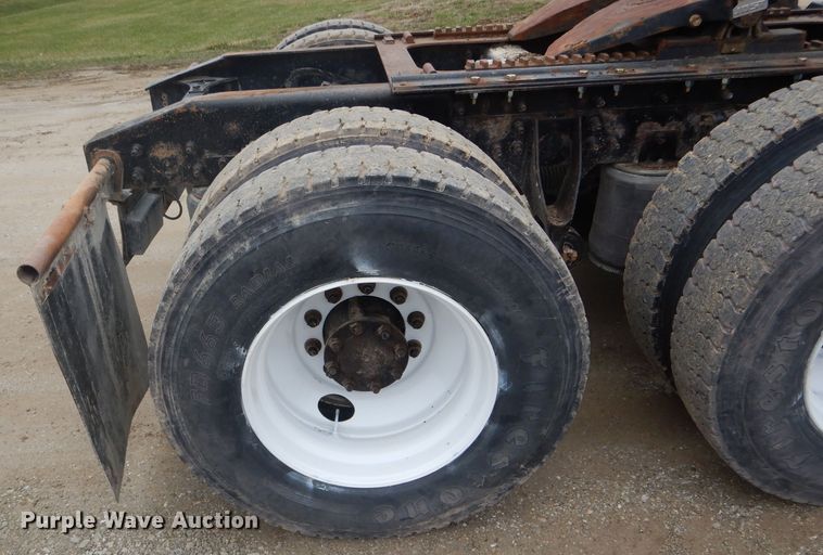 image for item DF3032 2005 International 8600 semi truck