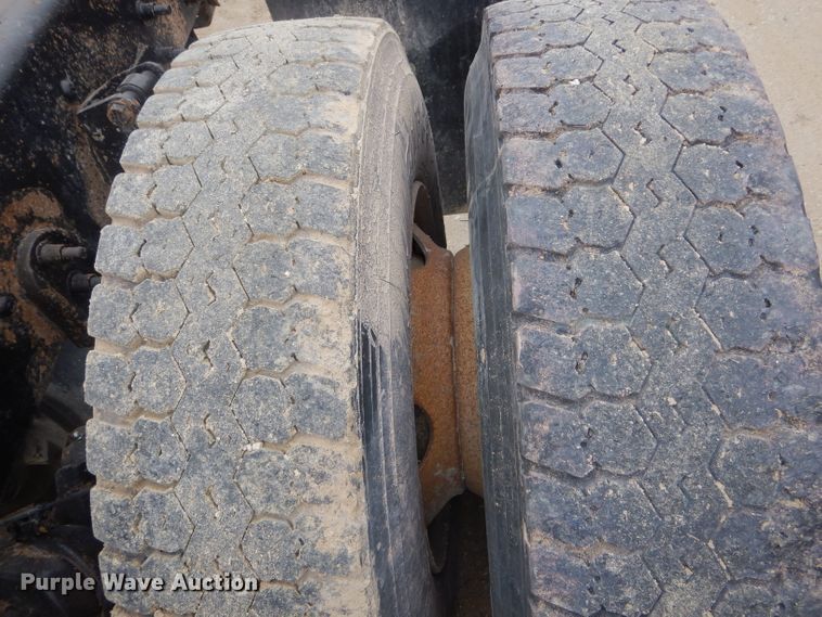 image for item DF3032 2005 International 8600 semi truck