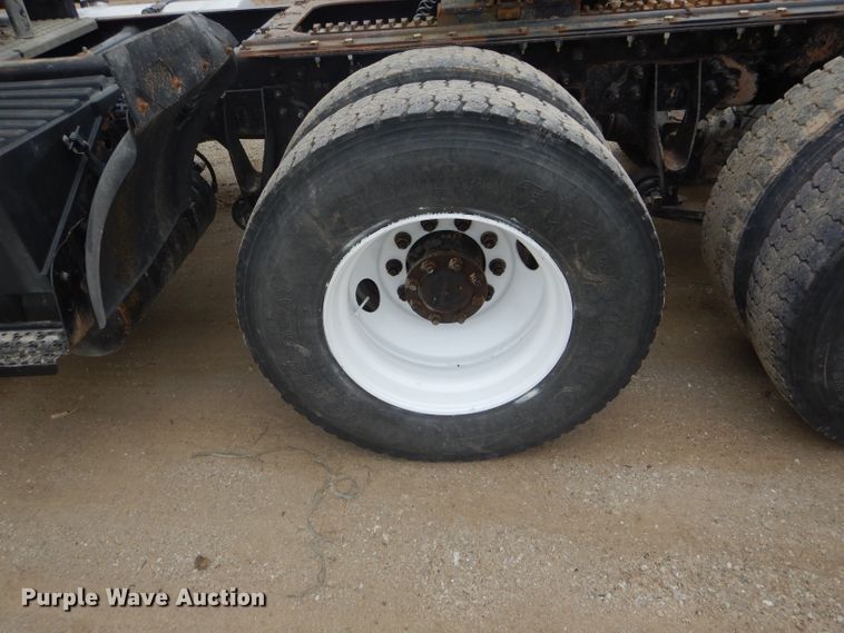 image for item DF3032 2005 International 8600 semi truck