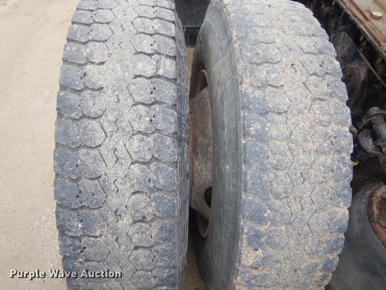 image for item DF3032 2005 International 8600 semi truck