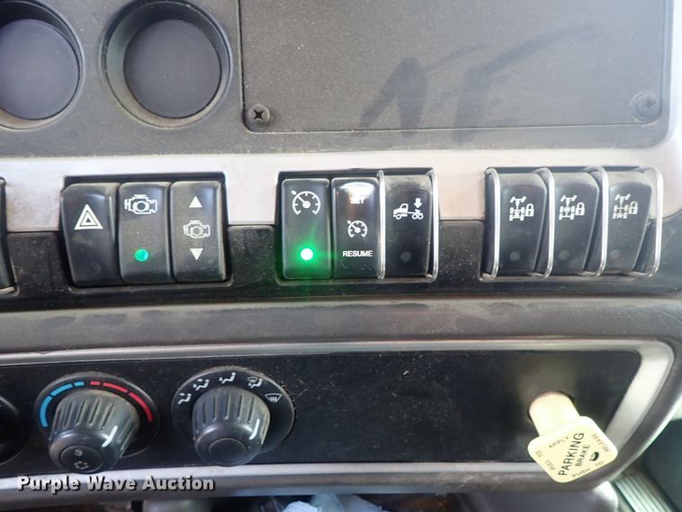 image for item DG3037 2010 Kenworth T400 dump truck