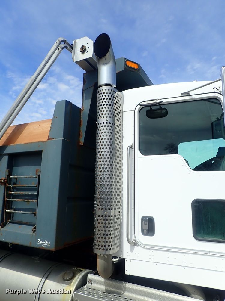 image for item DG3037 2010 Kenworth T400 dump truck