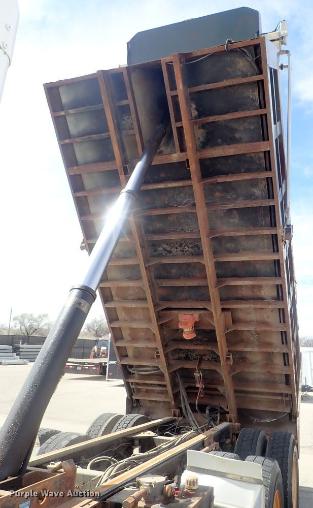 image for item DG3037 2010 Kenworth T400 dump truck