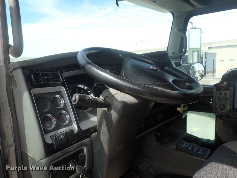 image for item DG3042 2010 Kenworth T400 dump truck