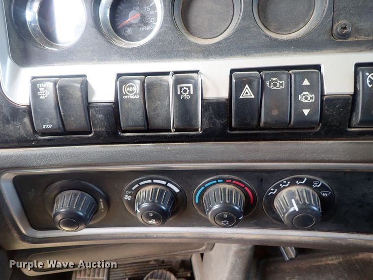 image for item DG3042 2010 Kenworth T400 dump truck