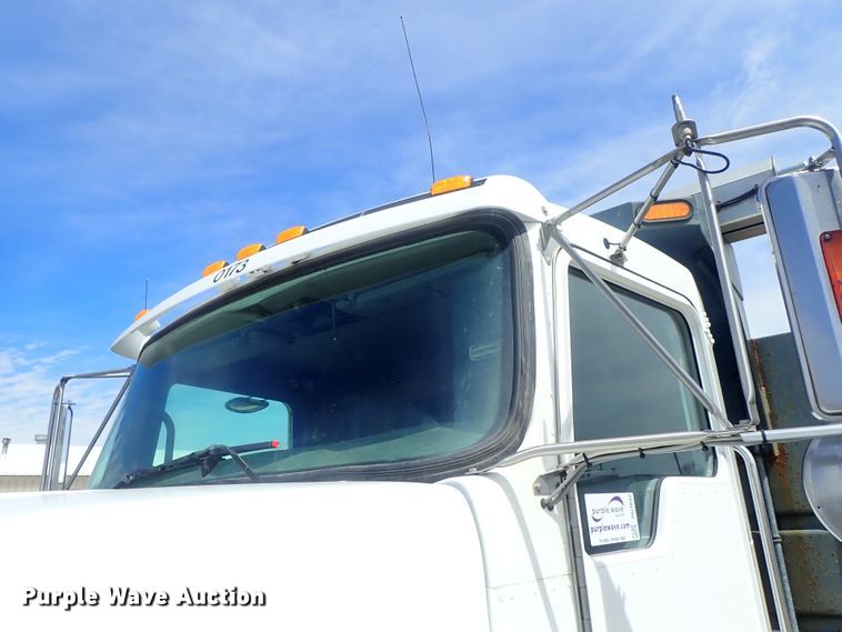 image for item DG3042 2010 Kenworth T400 dump truck