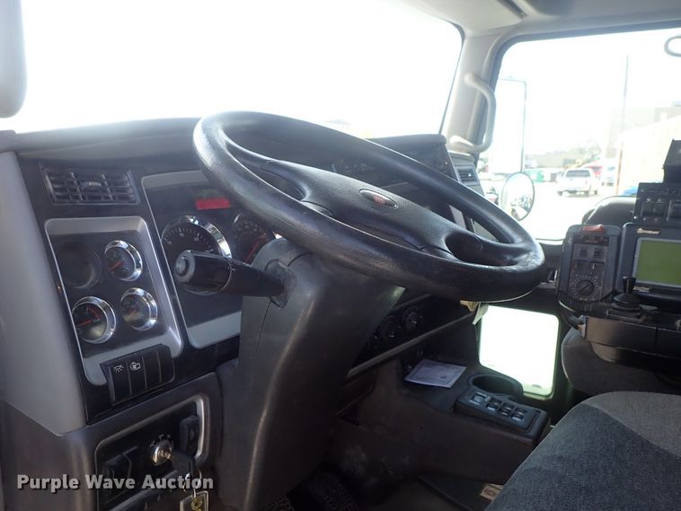 image for item DG3043 2010 Kenworth T400 dump truck