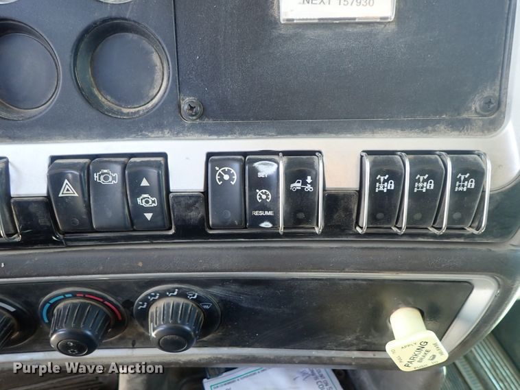 image for item DG3043 2010 Kenworth T400 dump truck