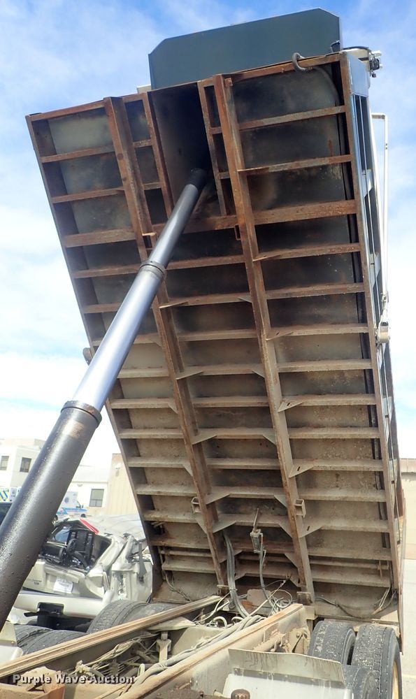 image for item DG3043 2010 Kenworth T400 dump truck