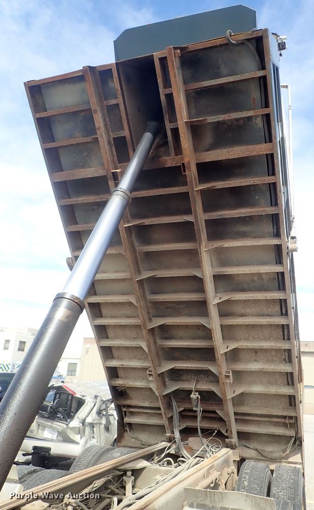 image for item DG3043 2010 Kenworth T400 dump truck