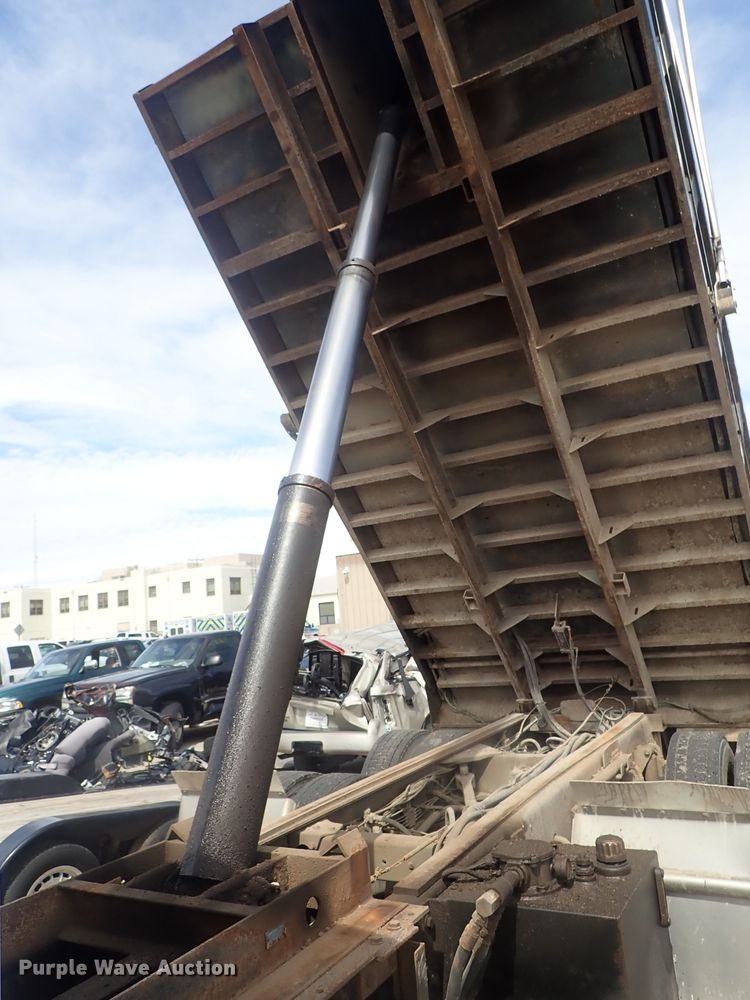 image for item DG3043 2010 Kenworth T400 dump truck